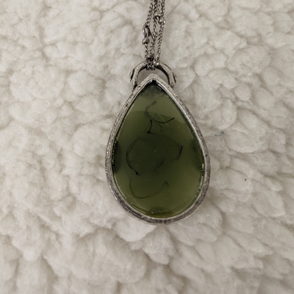 Elegant Silver and Green Necklace with Teardrop Pendant - Picture 2 of 9